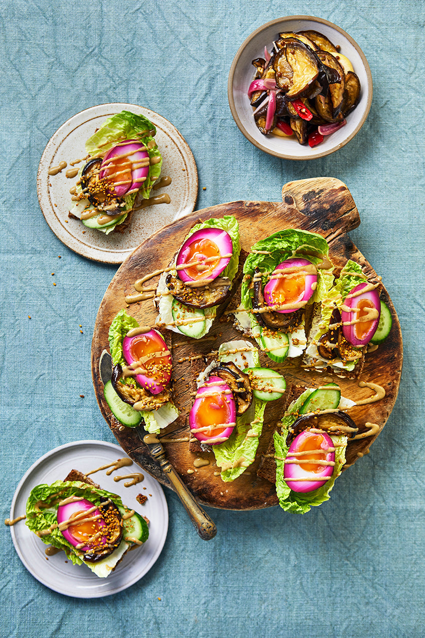 Rågsnittar med rödbetsägg och picklad aubergine